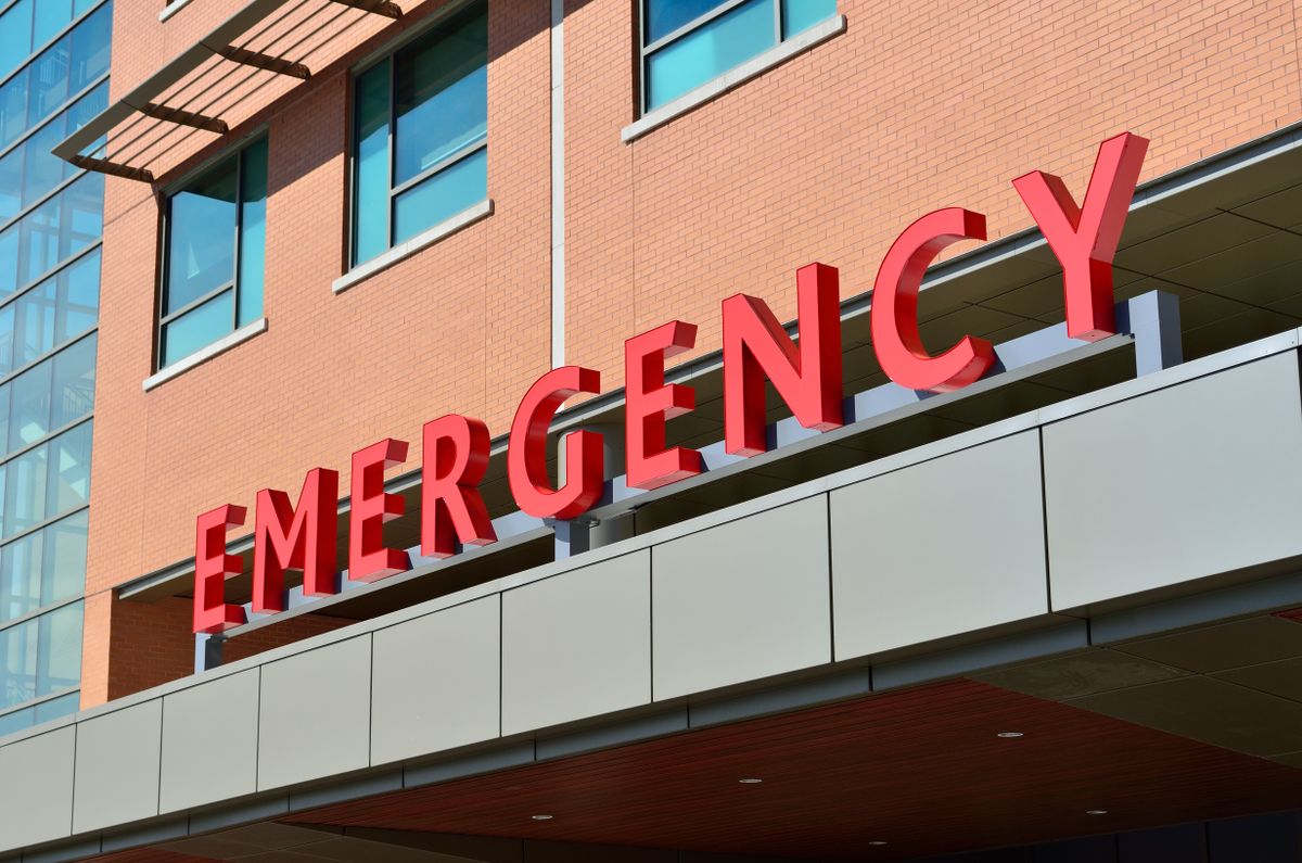 Ishara nyekundu ya Emergency juu ya mlango wa hospitali